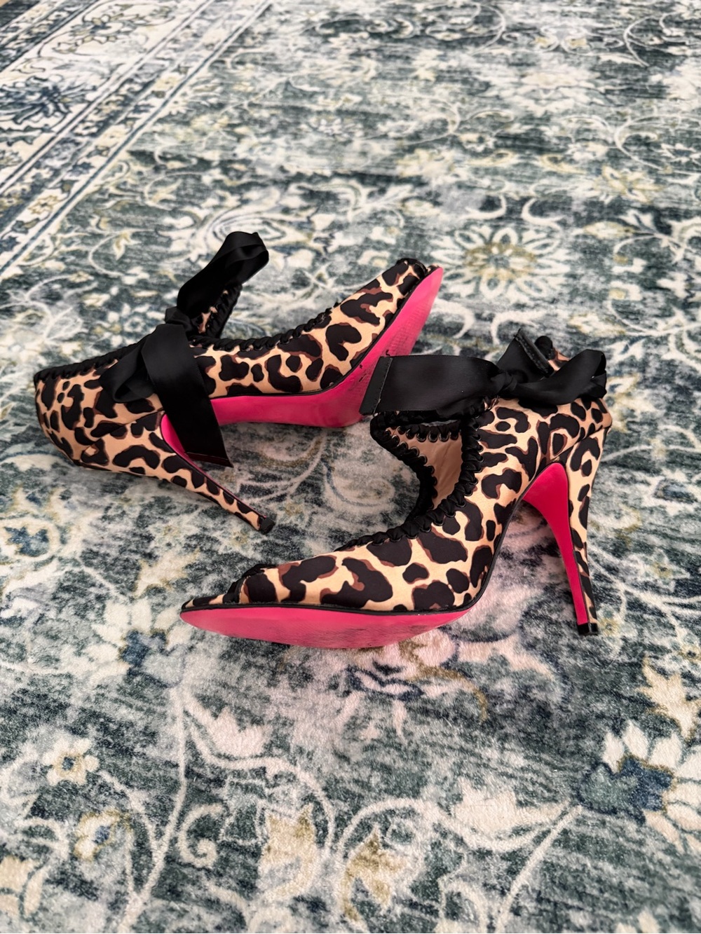 Betsey Johnson Leopard Print Peep-Toe High Heels with Bow - Size 10 - Picture 5 of 5